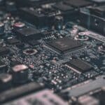Abstrakte technische Infrastruktur mit verbundenen Komponenten in blauem Licht.